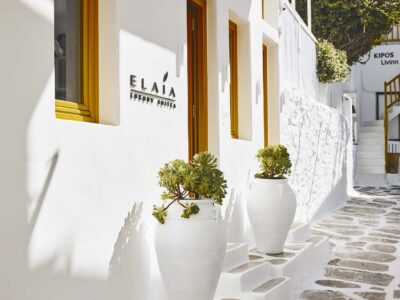 Ground floor suite Mykonos Town with private open-air lounge